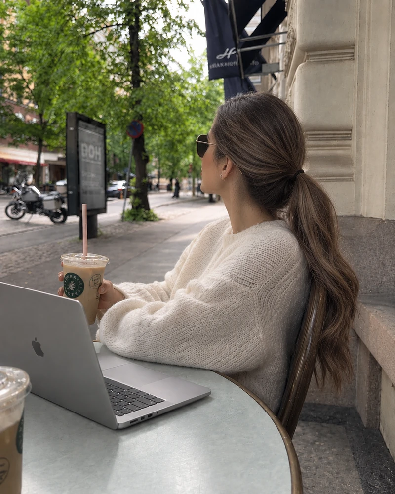 Saghar Mehmandoust working at a café